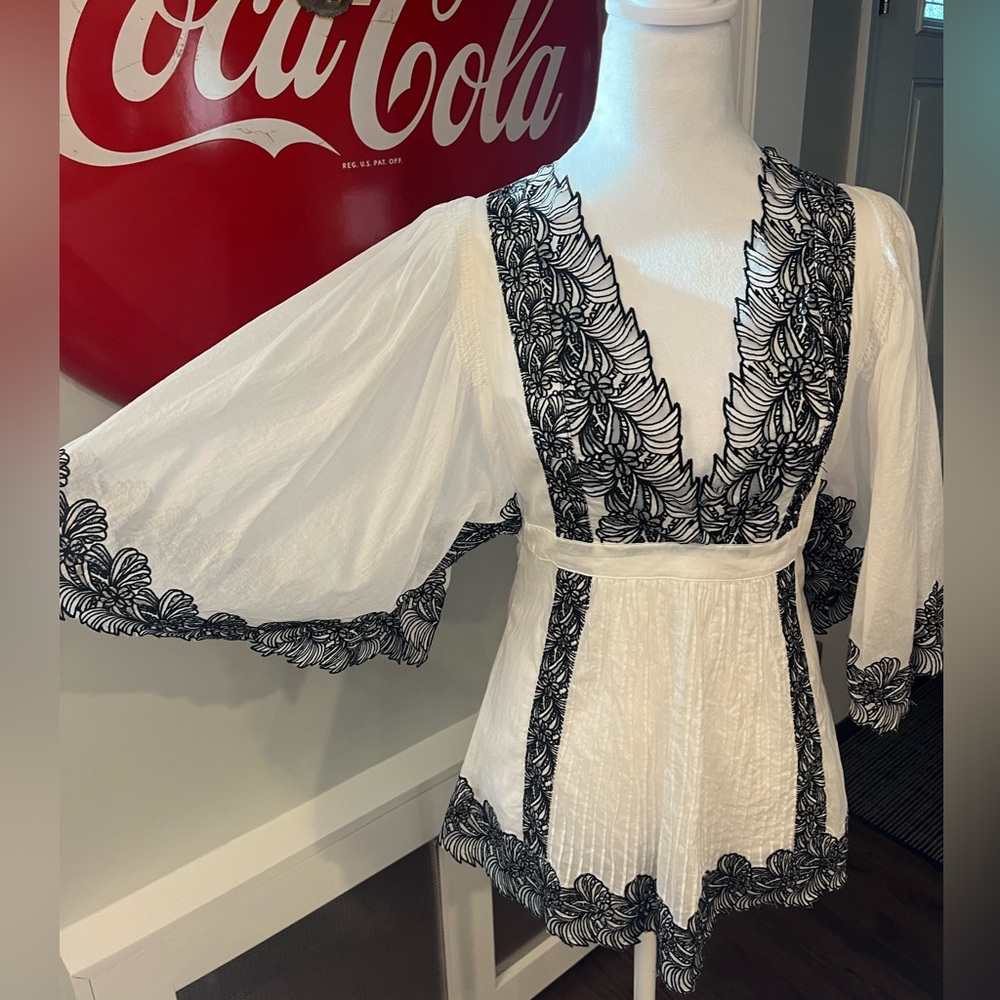 Catherine Malandrino flutter sleeve deep V flowy lace top, black & white, size 4